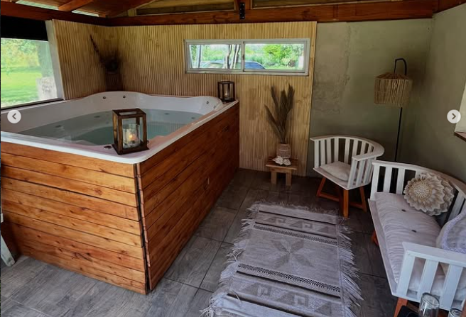 Jacuzzi al aire libre de noche